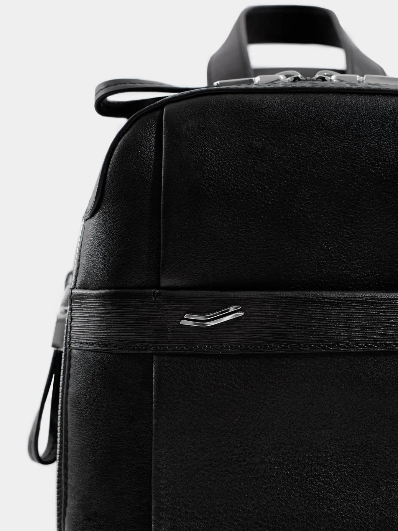Vantage black leather Sling Bag Zipper Details front view