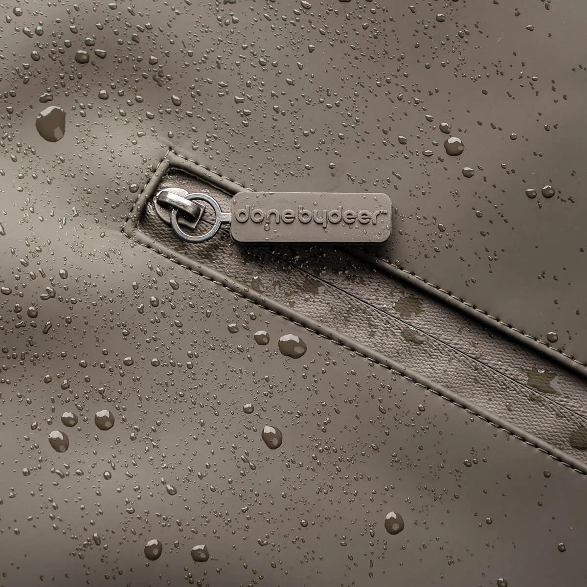 Done By Deer Barnryggsäck/skötväska - Taupe