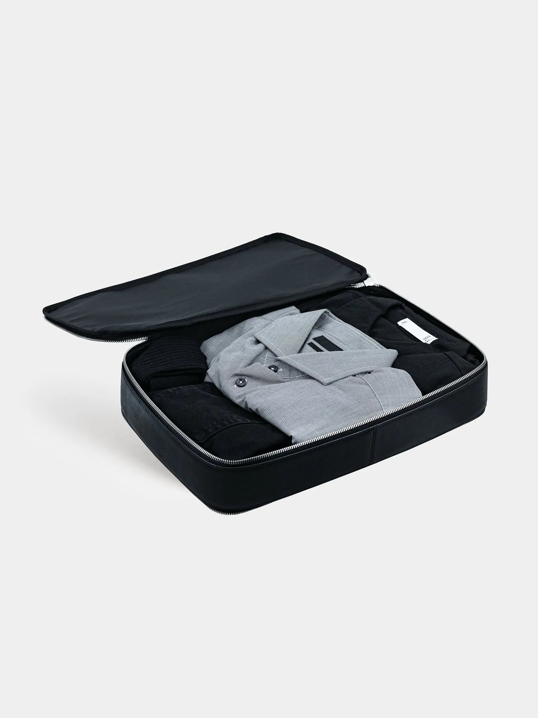 Duo Pack Xtra Large Black Leather open filled with T-Shirts