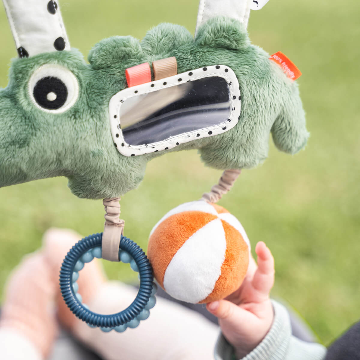 Done by Deer Hanging activity toy Croco - Grön