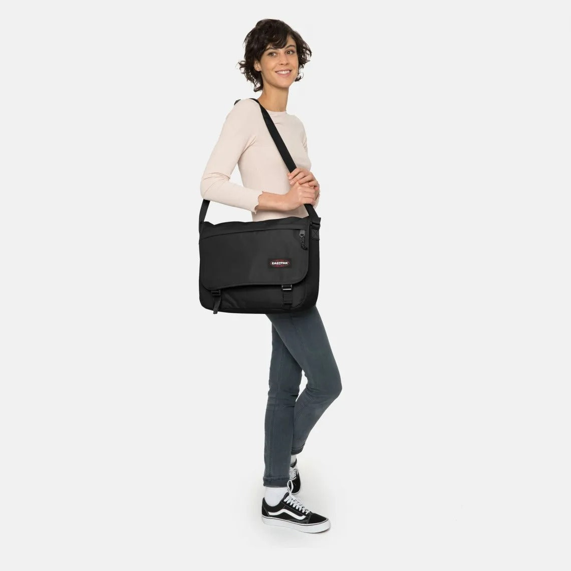 Eastpak Delegate+ Axelväska - Svart - Travels And Bags