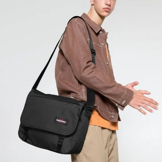 Eastpak Delegate+ Axelväska - Svart - Travels And Bags